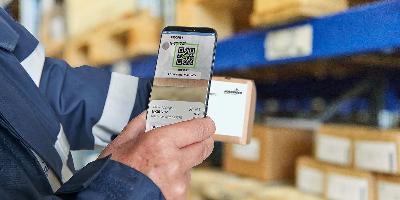 VISTRA Scanning mit der App Mann in einem Lagerhaus, der mit der VISTRA App ein Produkt scannt