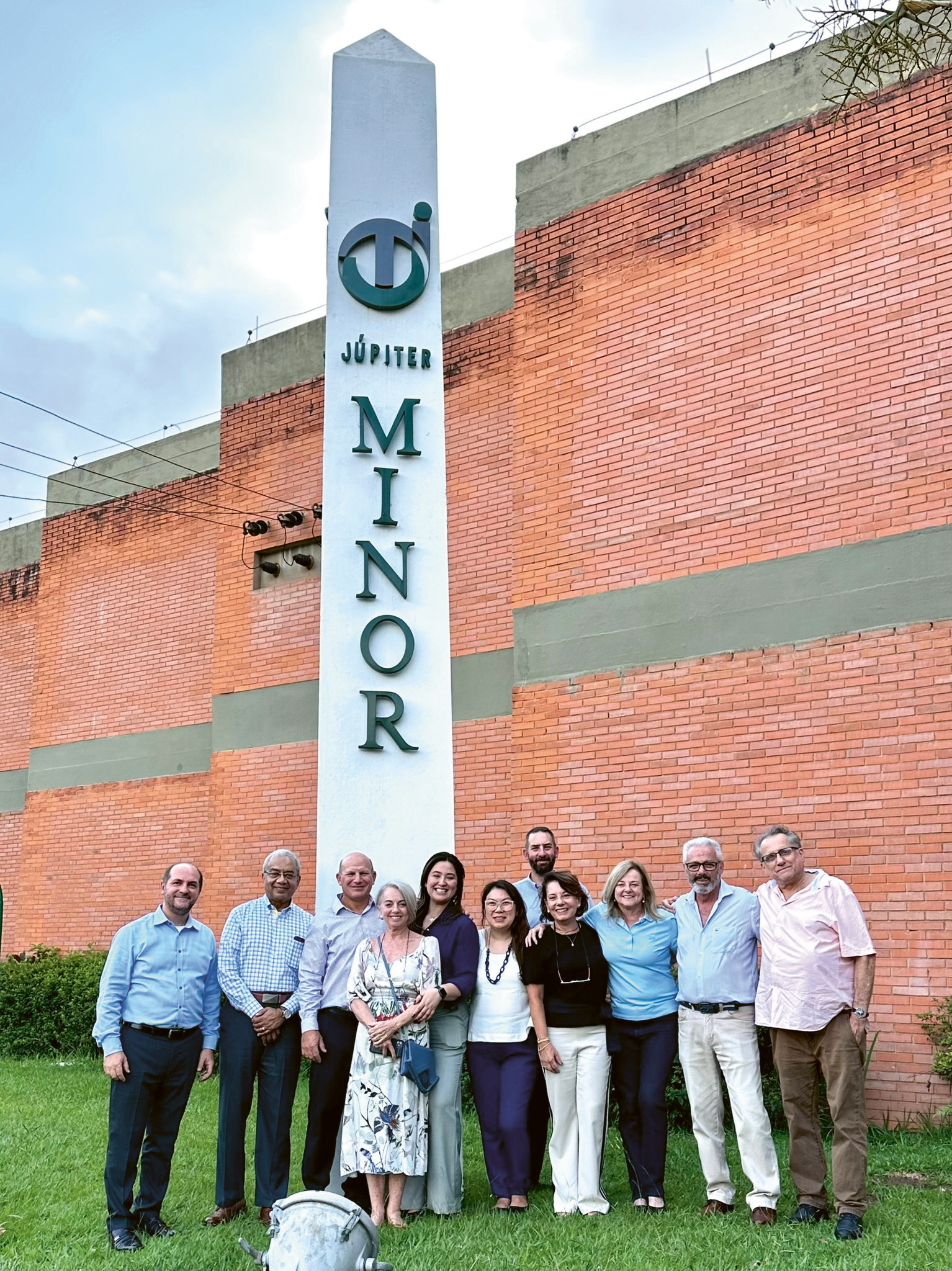 Menschen stehen vor Minor Jupiter